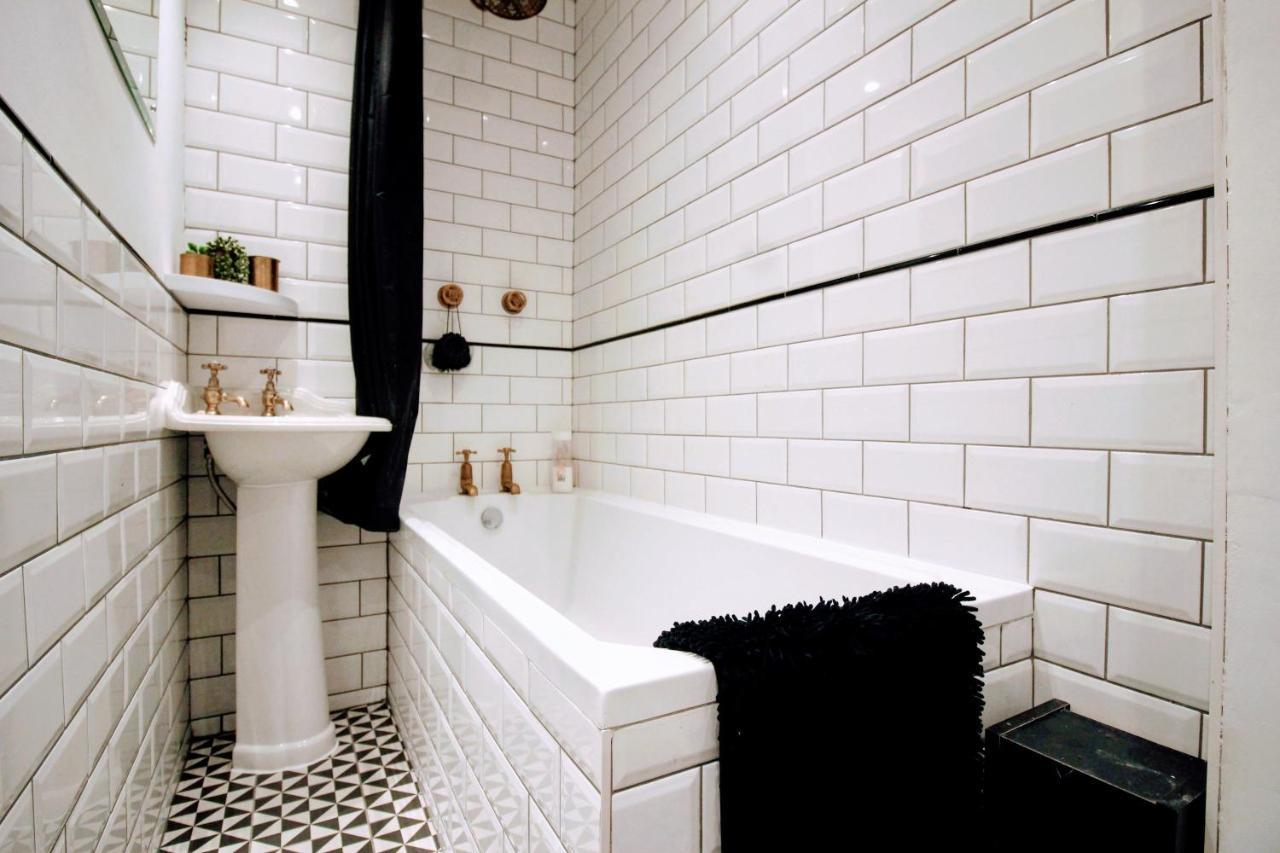 Traditional Victorian 2 Bed In Cobbled Street + Mod Cons - Full Home لندن المظهر الخارجي الصورة